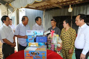 Tiếp tục hành trình 'Cùng ngư dân thắp sáng đèn trên biển'