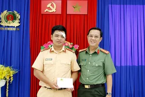 Chạy xe không có gương chiếu hậu, thiếu niên còn tông CSGT