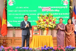 Long An, Tây Ninh chúc Tết cổ truyền Chol Chnam Thmay tại Campuchia