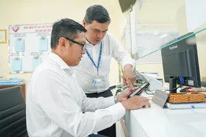 Cán bộ Ban quản lý các khu chế xuất và công nghiệp TP.HCM hướng dẫn khai báo thông tin qua thiết bị di động.