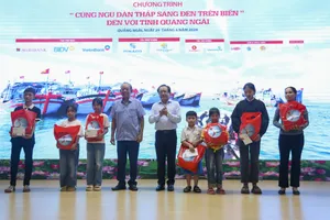 Chương trình 'Cùng ngư dân thắp sáng đèn trên biển' trao tặng 200 phần quà tại Quảng Ngãi