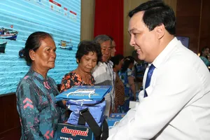 Chương trình 'Cùng ngư dân thắp sáng đèn trên biển' trao hàng trăm phần quà đến bà con ngư dân Kiên Giang 
