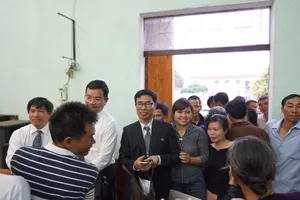 Tòa tuyên hủy án, cả phòng xử 'bùng nổ' 