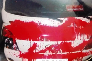 Hoảng hồn vì bị 'khủng bố' bằng bom bẩn và keo dán sắt