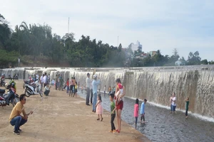 Ra tắm hồ 2 học sinh đuối nước, 1 nguy kịch