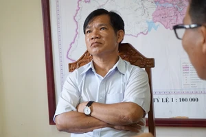 Chủ tọa bị luật sư 'vịn' lại để cùng họp với chánh án