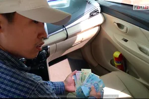 Tài xế taxi tráo 500 ngàn thành 20 ngàn sẽ bị xử lý thế nào?