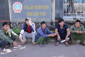 Thông tin bất ngờ vụ cưa gỗ khô ở Kon Tum ngày cận Tết