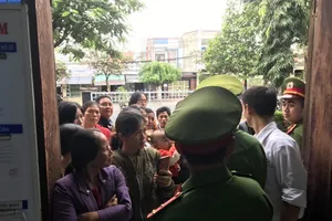 Xử vụ cưa gỗ khô: Người dân phản ứng vì phải ở ngoài hành lang