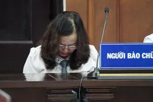 Vụ án đường Hồ Chí Minh: Nhiều người gục mặt xuống khóc 