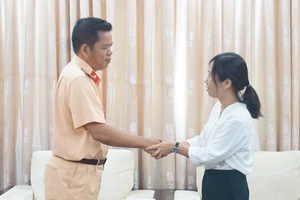 CSGT TP.HCM chúc mừng báo Pháp Luật TP.HCM dịp 21-6