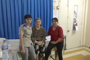 Thi hành án quận 1 đề nghị bệnh viện tiếp tục chăm sóc 1 cụ bà