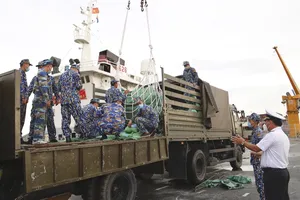Quân chủng Hải quân hỗ trợ TP.HCM 135 tấn gạo và 25 tỉ đồng