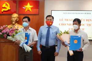 Sở Tư pháp TP.HCM trao quyết định cho 2 người nhập quốc tịch Việt Nam 