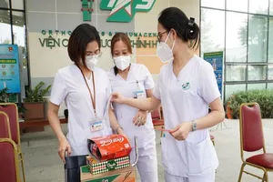 Y tế tuyến đầu đi siêu thị mini Tết 0 đồng mang quà về cho bệnh nhân