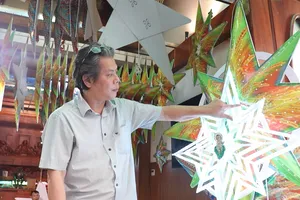 Cận cảnh xưởng sản xuất 30.000 đèn ngôi sao cho Giáng sinh ở TP.HCM