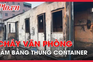 Video: Văn phòng làm bằng thùng container bốc cháy dữ dội