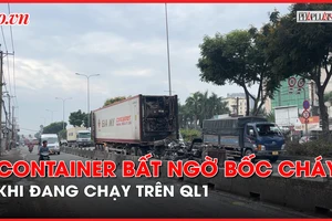 Video: Xe container đang chạy bất ngờ bốc cháy