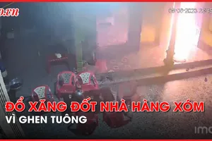 Video: Xuất hiện clip đổ xăng đốt nhà hàng xóm vì ghen tuông tại Nghệ An