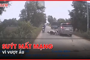 Video: Nam thanh niên suýt mất mạng vì đi xe máy lấn làn, vượt ẩu qua ô tô