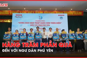 'Cùng ngư dân thắp sáng đèn trên biển' tặng 200 phần quà cho ngư dân Phú Yên