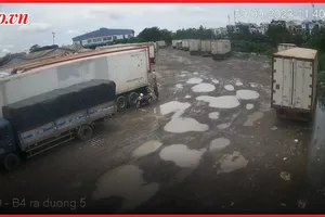 Camera ghi lại vụ người phụ nữ sát hại cô gái bán rau ở Thủ Đức