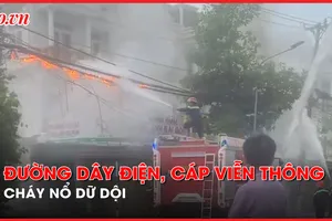 Video: Đường dây điện, cáp viễn thông cháy nổ dữ dội trên đường