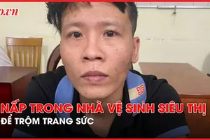 Video: Chiêu ăn trộm nhà nghề của kẻ nấp trong nhà vệ sinh siêu thị