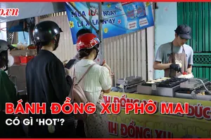 Video: Bánh đồng xu có gì đặc biệt mà giới trẻ xếp hàng dài chờ mua?