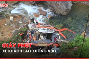 Video: Nạn nhân sống sót kể lại giây phút xe khách lao xuống vực