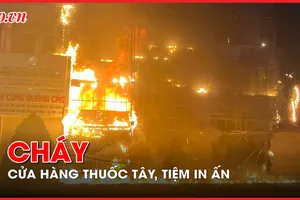 Video: Lửa bốc lên đỏ rực tại cửa hàng thuốc tây và tiệm in ấn