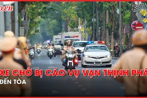 Video: Xe chở các bị cáo vụ Vạn Thịnh Phát đến tòa