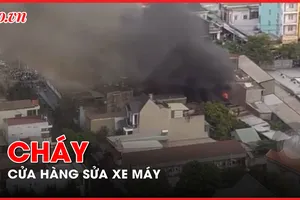Video: Lửa bốc lên ngùn ngụt tại cửa hàng sửa xe máy