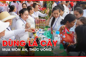 Video: Rộn ràng phiên chợ dùng lá cây thay tiền tại TP.HCM