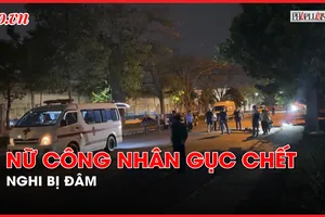 Video: Nữ công nhân gục chết bên chiếc xe máy, nghi bị đâm