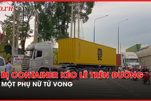 Video: Bị container kéo lê trên đường, một phụ nữ tử vong 