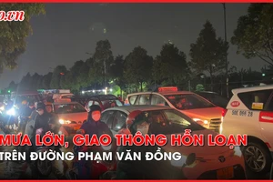 Video: Giao thông hỗn loạn trên đường Phạm Văn Đồng trong cơn mưa lớn