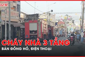 Lửa bốc lên tại căn nhà 3 tầng bán đồng hồ, điện thoại