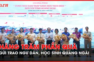 'Cùng ngư dân thắp sáng đèn trên biển' trao quà và học bổng tại Quảng Ngãi