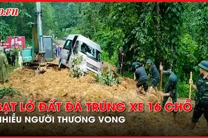 Sạt lở đất đá trúng vào xe 16 chỗ tại Hà Giang, nhiều người thương vong