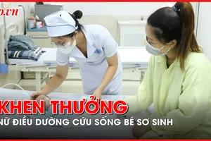 Khen thưởng nữ điều dưỡng cứu sống bé sơ sinh bị sặc sữa