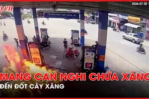 Mang can nghi chứa xăng đến đốt cây xăng 