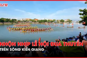 Hàng nghìn người chen chân xem đua thuyền ngày Tết Độc lập 