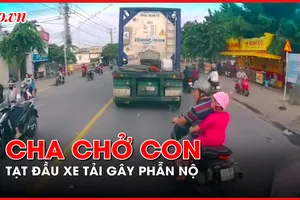 Xác minh vụ xe máy tạt đầu xe tải gây phẫn nộ cộng đồng mạng