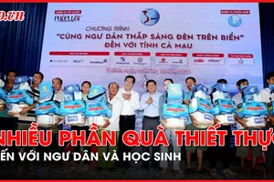 Thăm, tặng quà gia đình ngư dân khó khăn ở tỉnh Cà Mau