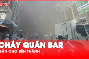 Video: Cháy quán bar gần chợ Bến Thành, cả khu vực náo loạn