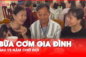 Video: Xúc động bữa cơm gia đình sau 13 năm chờ đợi của 1 phạm nhân