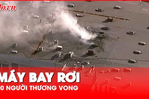 Video: Máy bay rơi gây cháy lớn, 20 người thương vong 