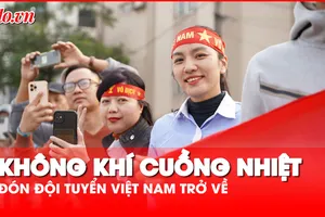 Video: Người hâm mộ đứng dọc các tuyến đường đón đội tuyển Việt Nam rước cúp trở về