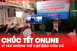Không thể cập cảng vì sóng lớn, Bộ Tư lệnh Vùng 3 Hải quân chúc tết online quân dân Đảo Cồn Cỏ